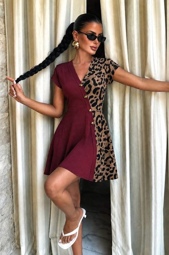 Kadın Kısa Kollu V Yakalı Bir Yanı Leopar Detaylı Kısa Viskon Elbise