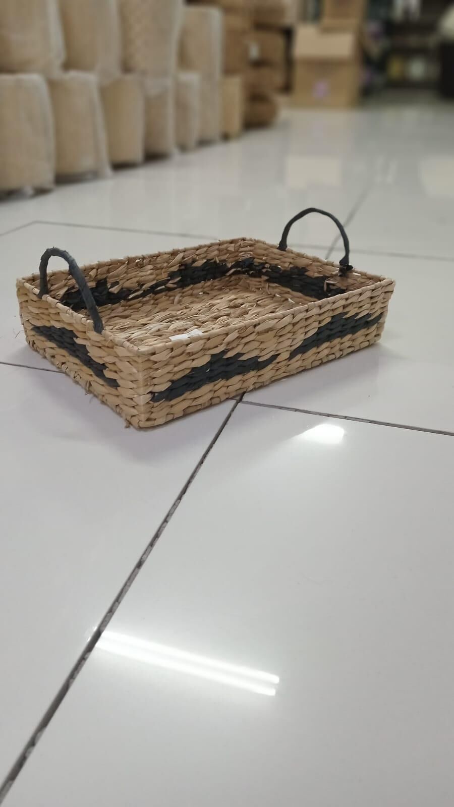 Плетёный поднос с чёрными деталями 33x25x7 см