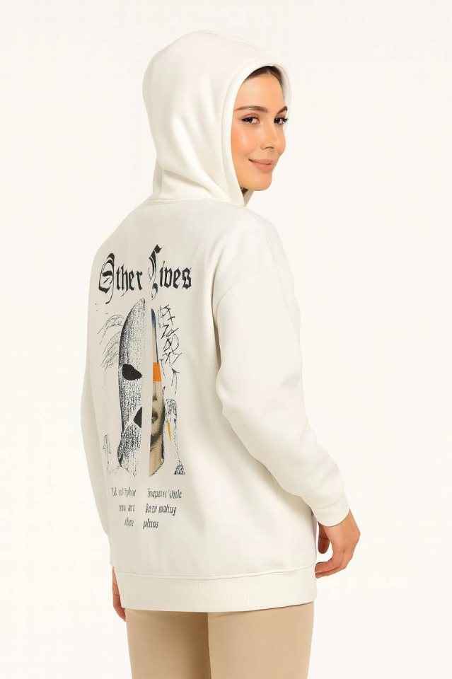 Oversize Üç İplik Şardonlu Kapüşonlu Sweatshirt – Beyaz “Other Lives” Ön Ve Arka Baskılı, Kanguru Cepli, Ribanalı Rahat Kışlık Model Beyaz